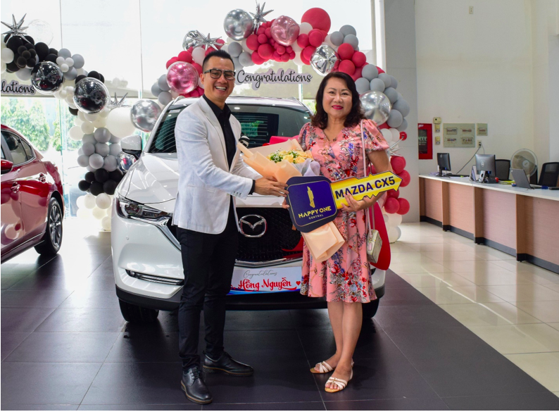 Vạn Xuân Group trao xe Mazda CX5 cho chủ nhân giải thưởng “Vì bạn xứng đáng”